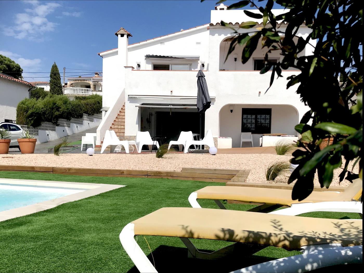 Casa en una zona tranquila con un gran jardín y piscina privada en l'Escala