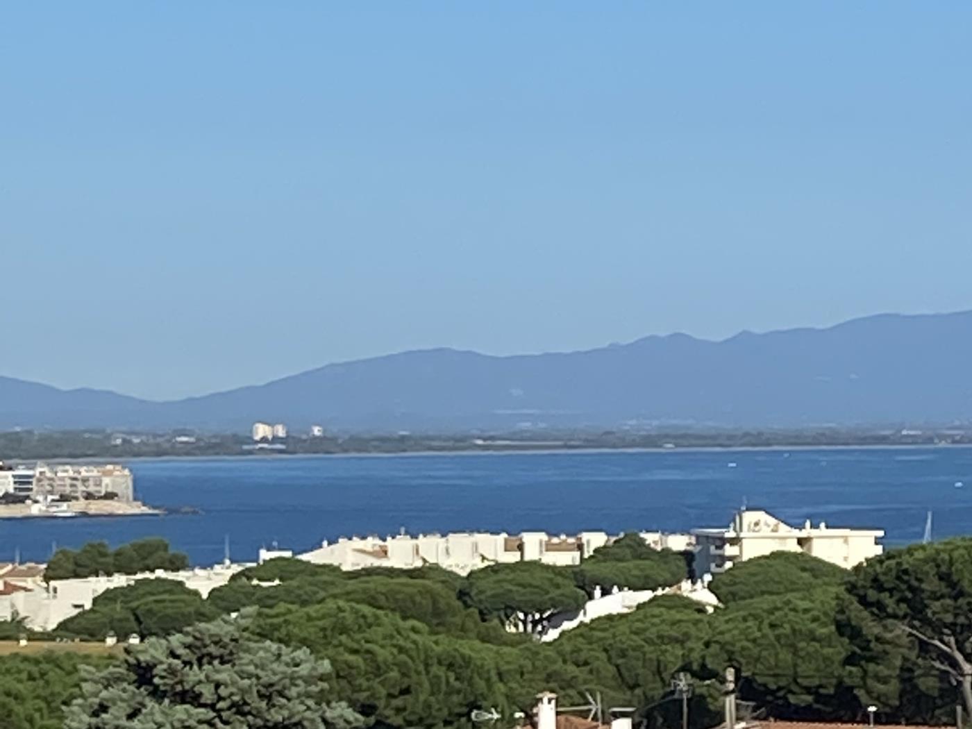 Casa en una zona tranquila con un gran jardín y piscina privada en l'Escala