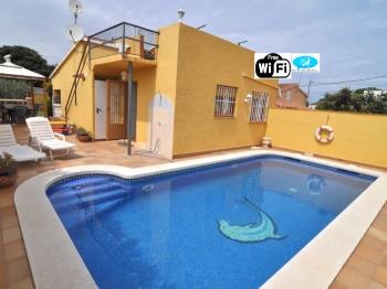 Agradable casa amb piscina privada a 750 metres del mar