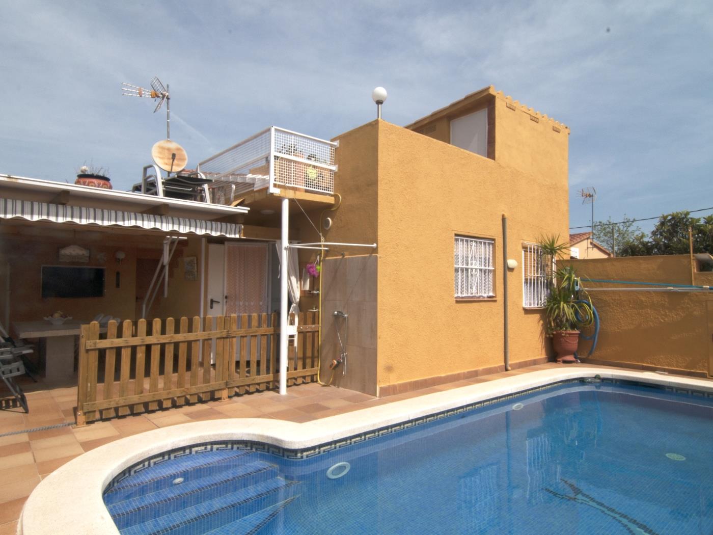 BEAUTIFUL HOUSE WITH PRIVATE POOL 750m FROM THE SEA in l'Escala