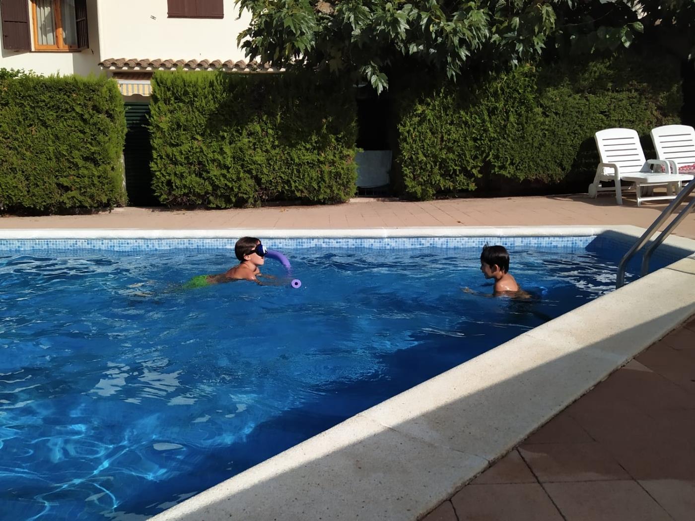 Acollidora i cèntrica casa amb piscina comunitària a l'Escala