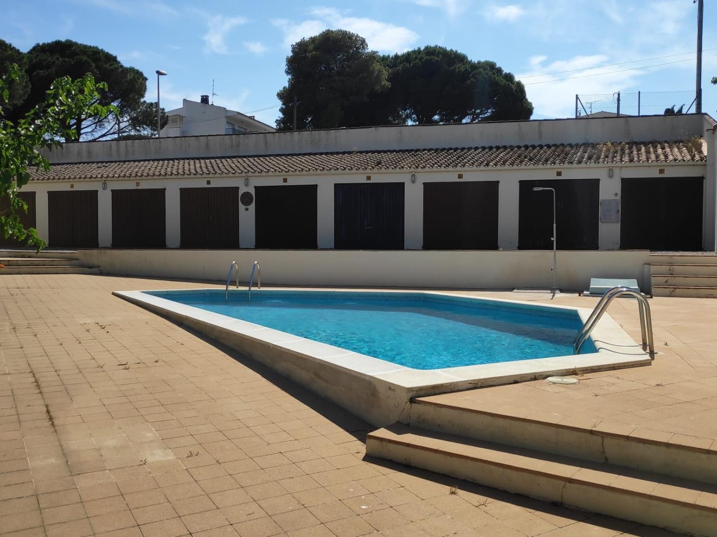 Acollidora i cèntrica casa amb piscina comunitària a l'Escala