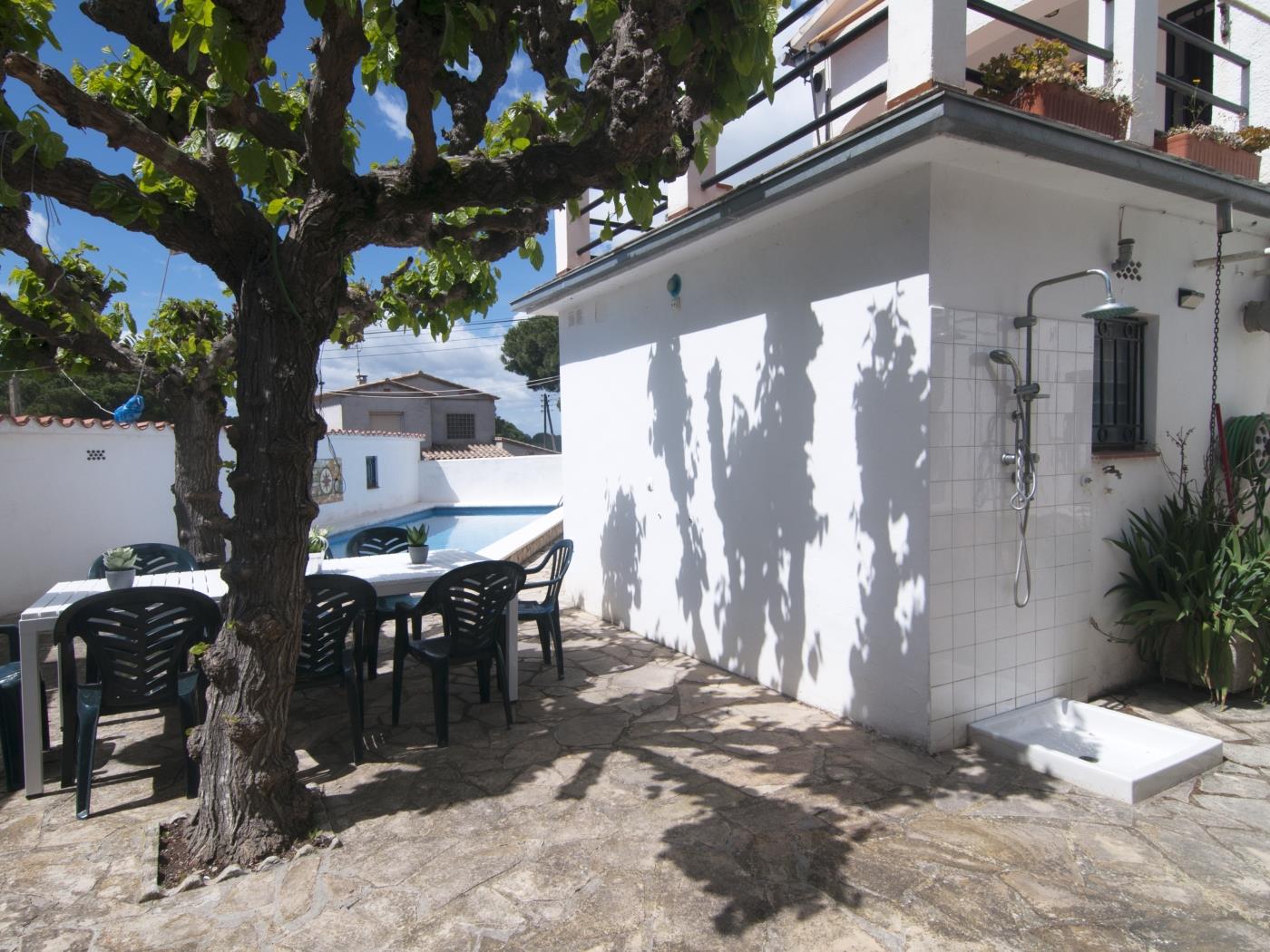 Magnífica Casa De Dos Apartamentos Con Piscina Privada Y Barbacoa.