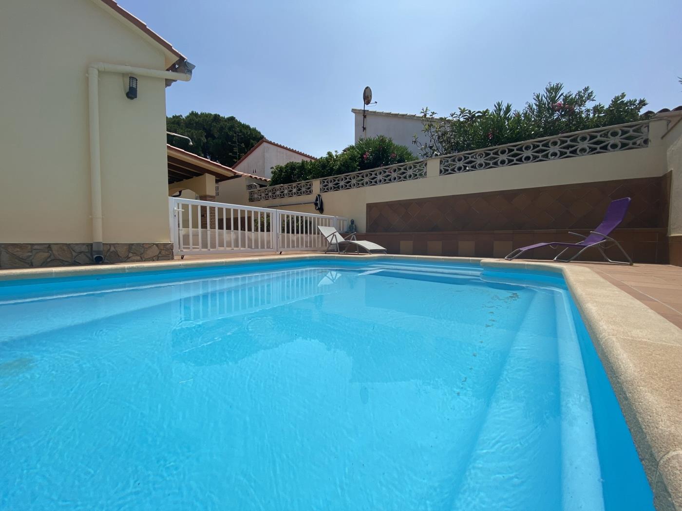 Acollidora casa familiar amb piscina privada a l'Escala