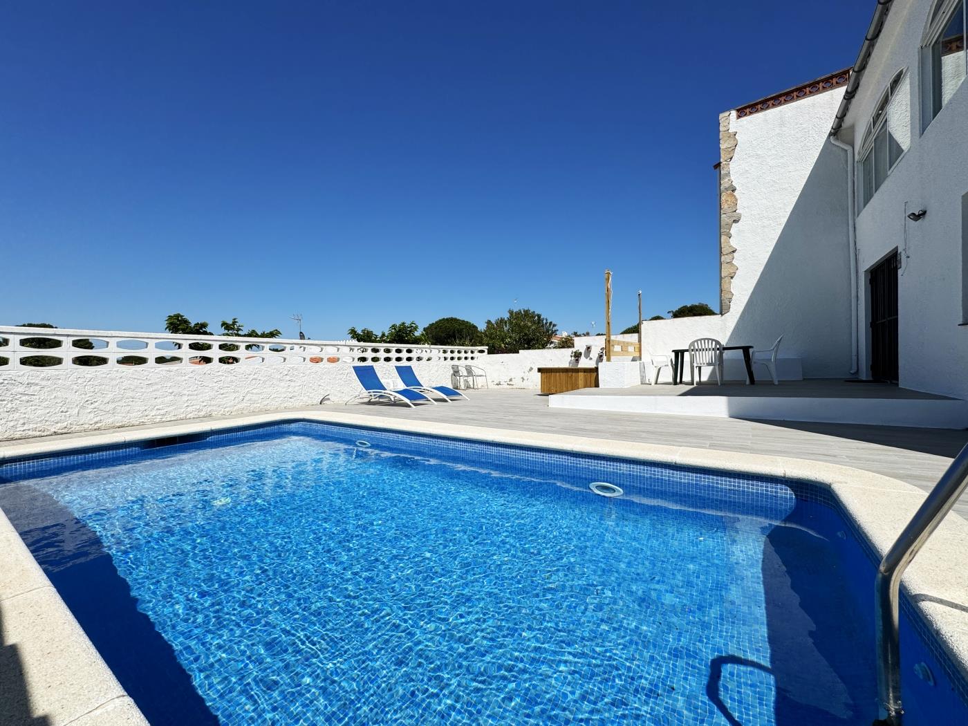 Maison confortable avec piscine privée, wifi et barbecue à l'Escala