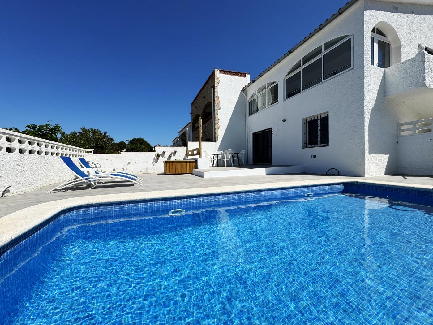 Maison confortable avec piscine privée, wifi et barbecue à l'Escala