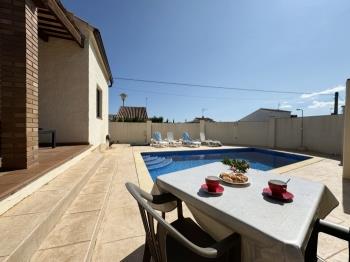 Casa familiar amb piscina privada i terrassa.