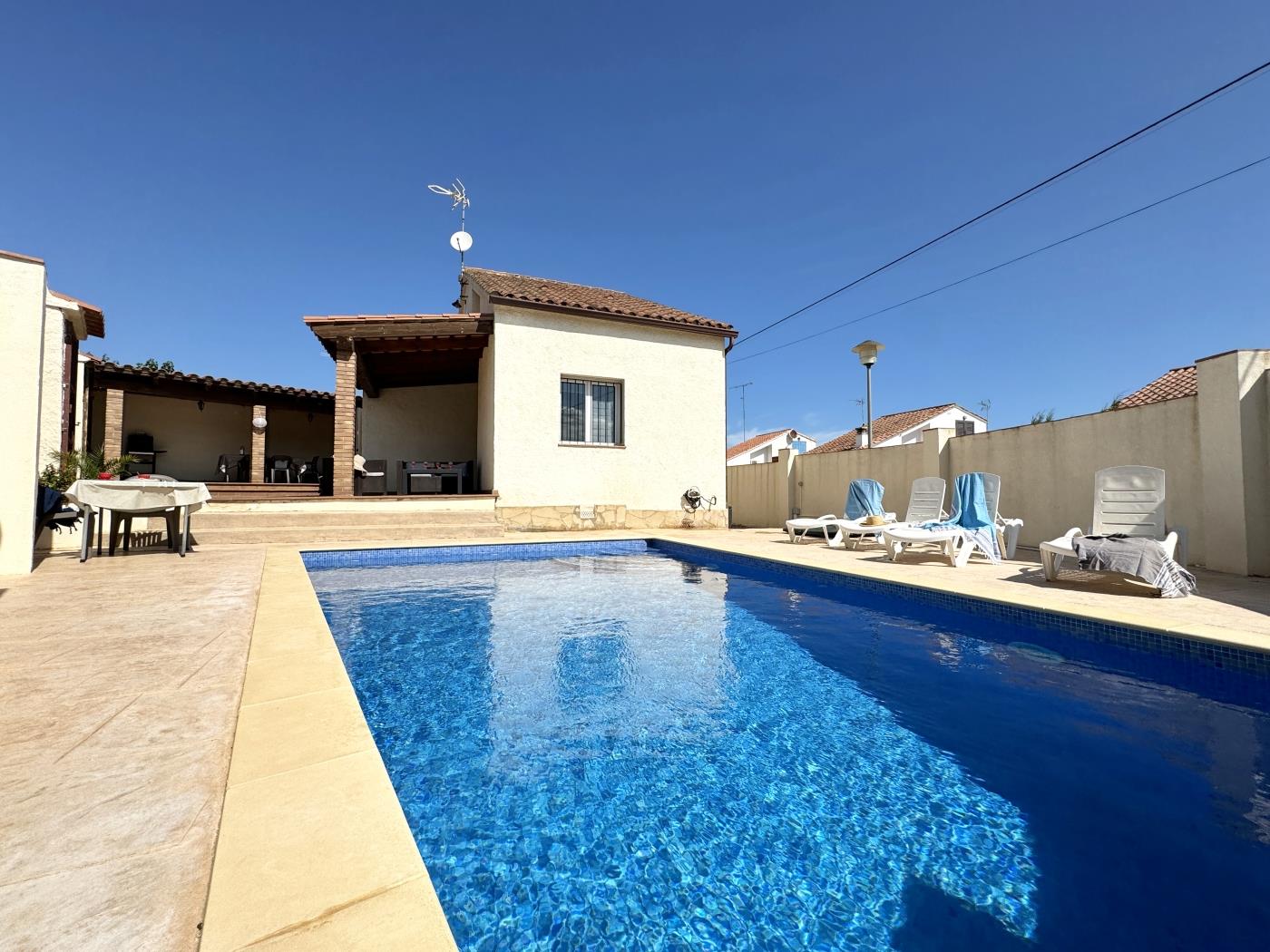 Casa familiar con piscina privada y terraza. en l'Escala