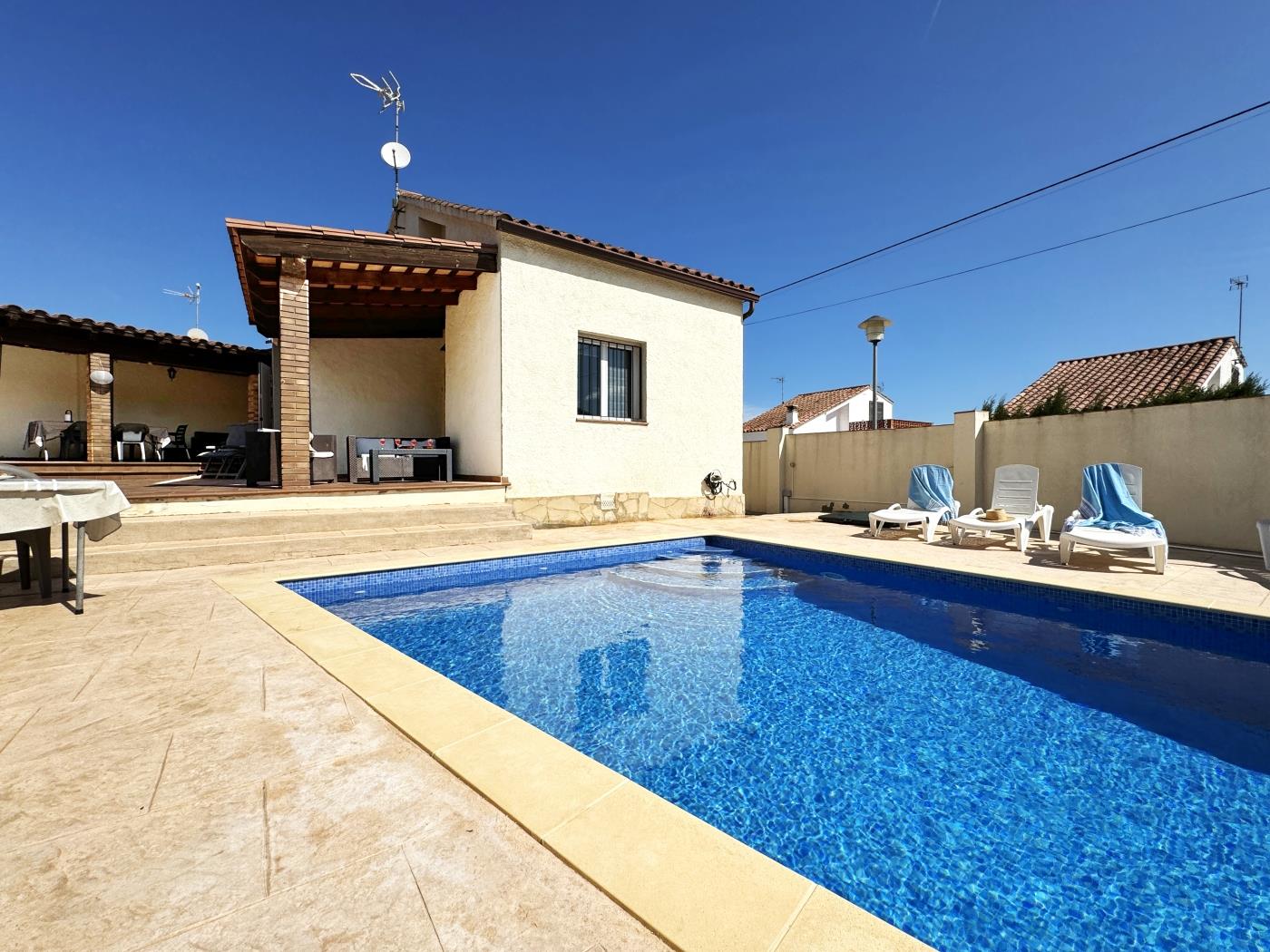 Casa familiar con piscina privada y terraza. en l'Escala