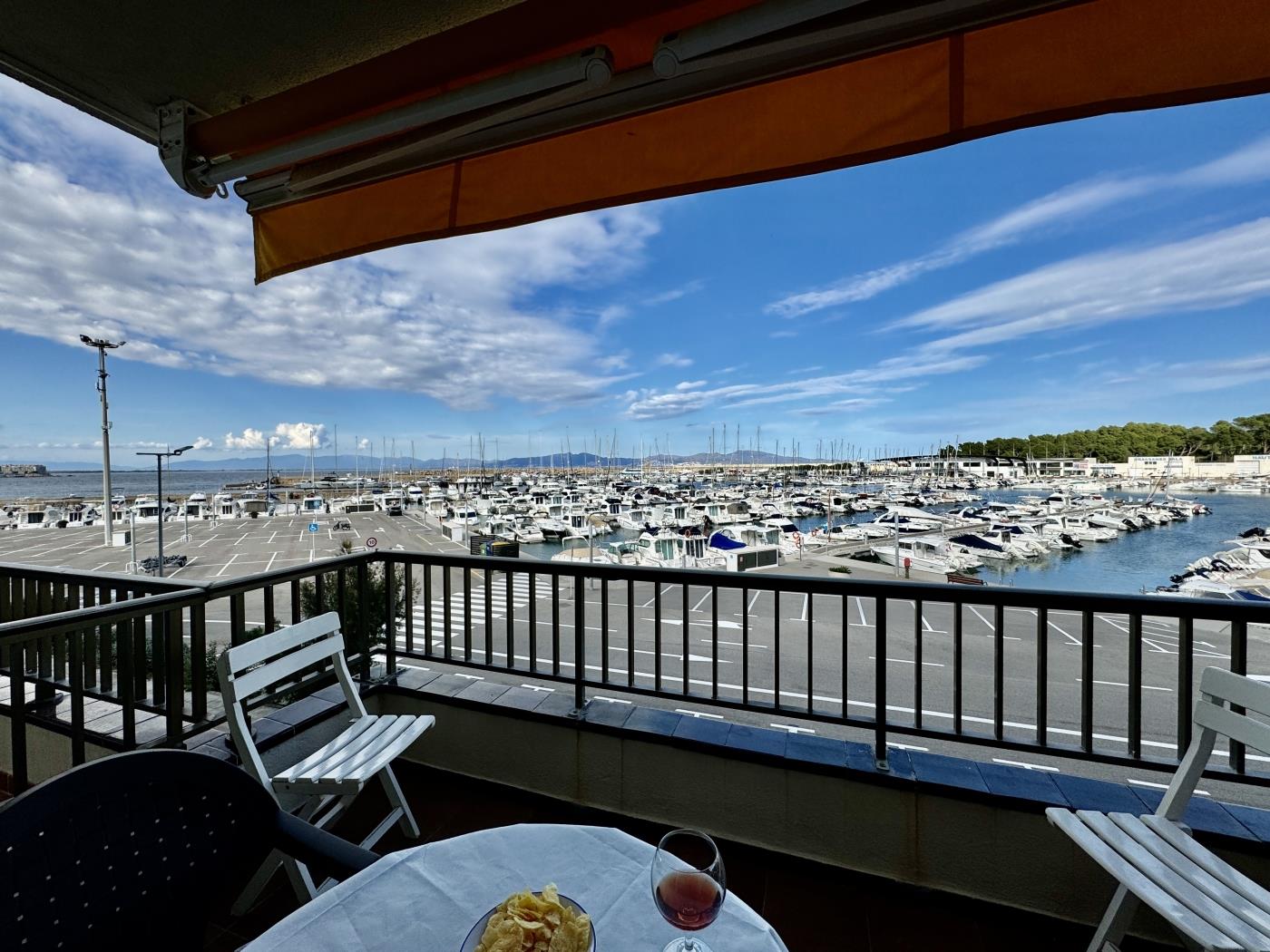 Siente la brisa marina desde tu balcón con vistas al puerto. en l'Escala