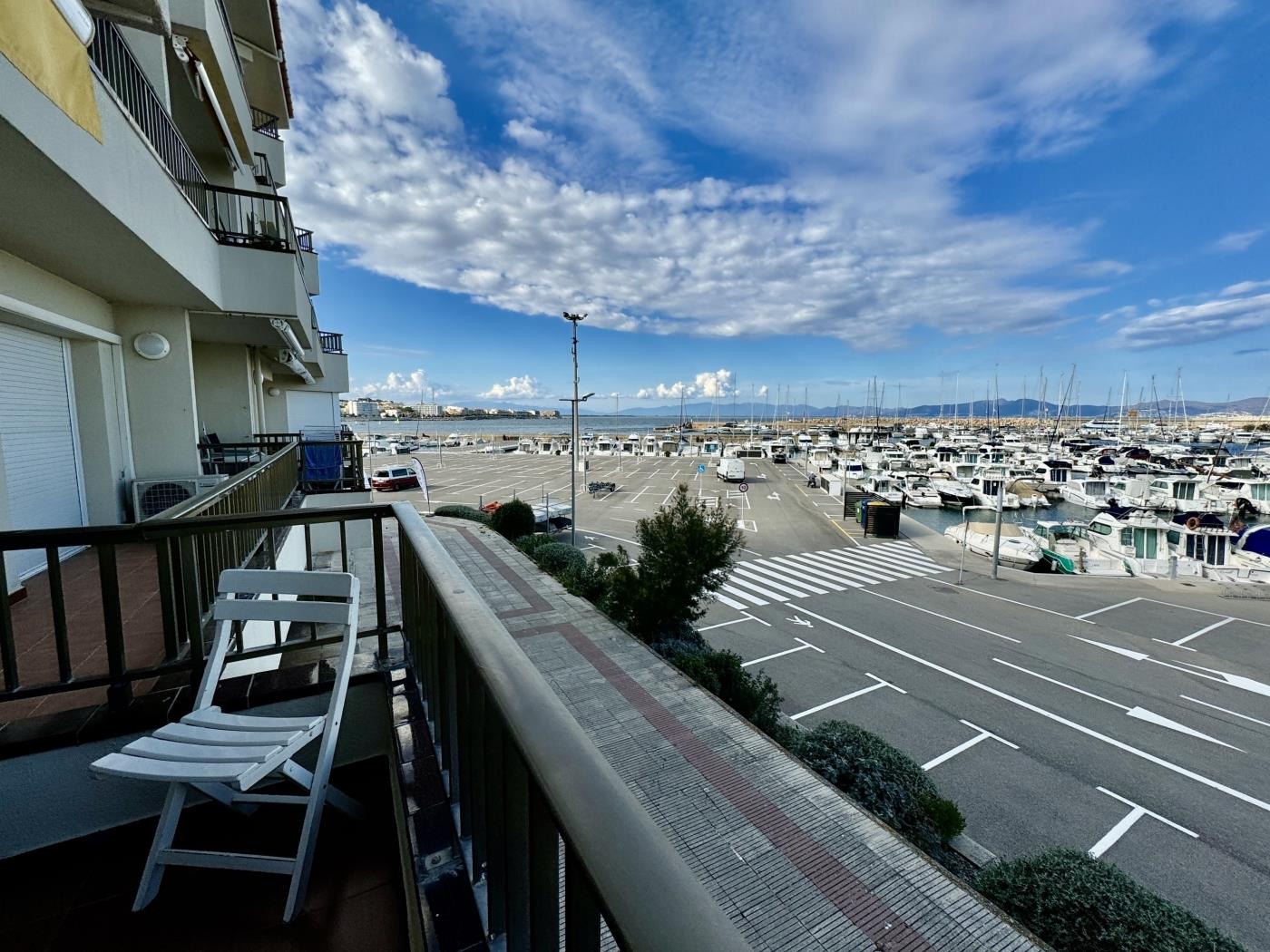 Siente la brisa marina desde tu balcón con vistas al puerto. en l'Escala