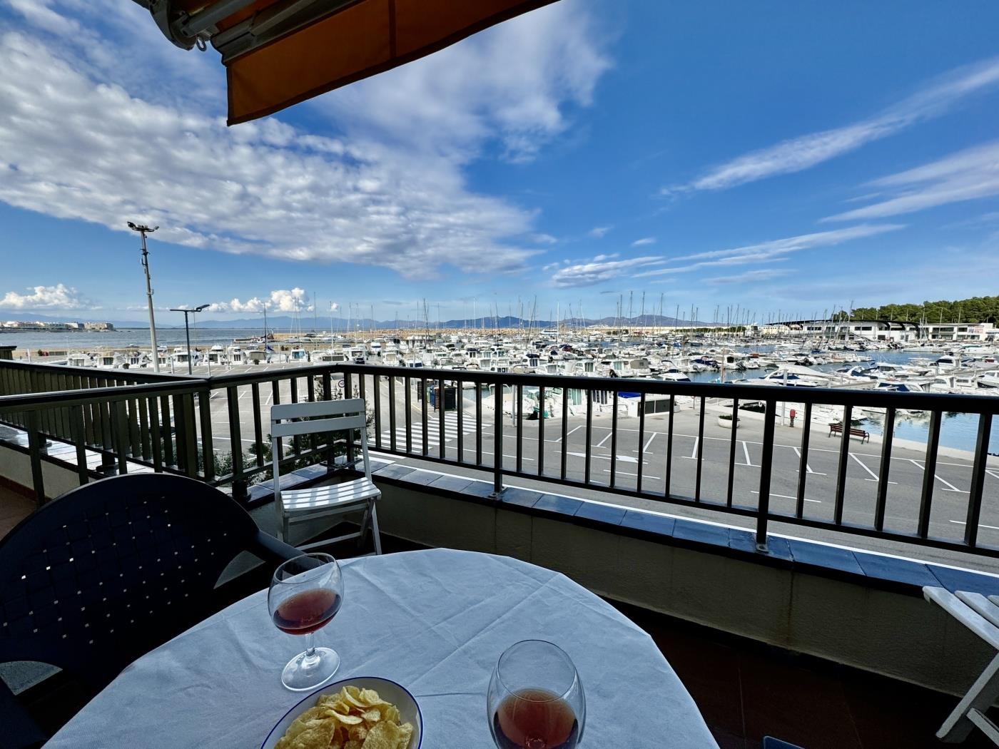 Siente la brisa marina desde tu balcón con vistas al puerto. en l'Escala