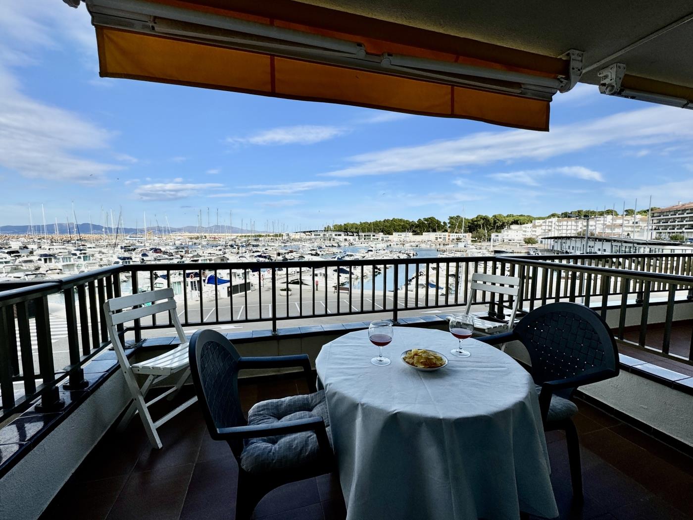 Siente la brisa marina desde tu balcón con vistas al puerto. en l'Escala