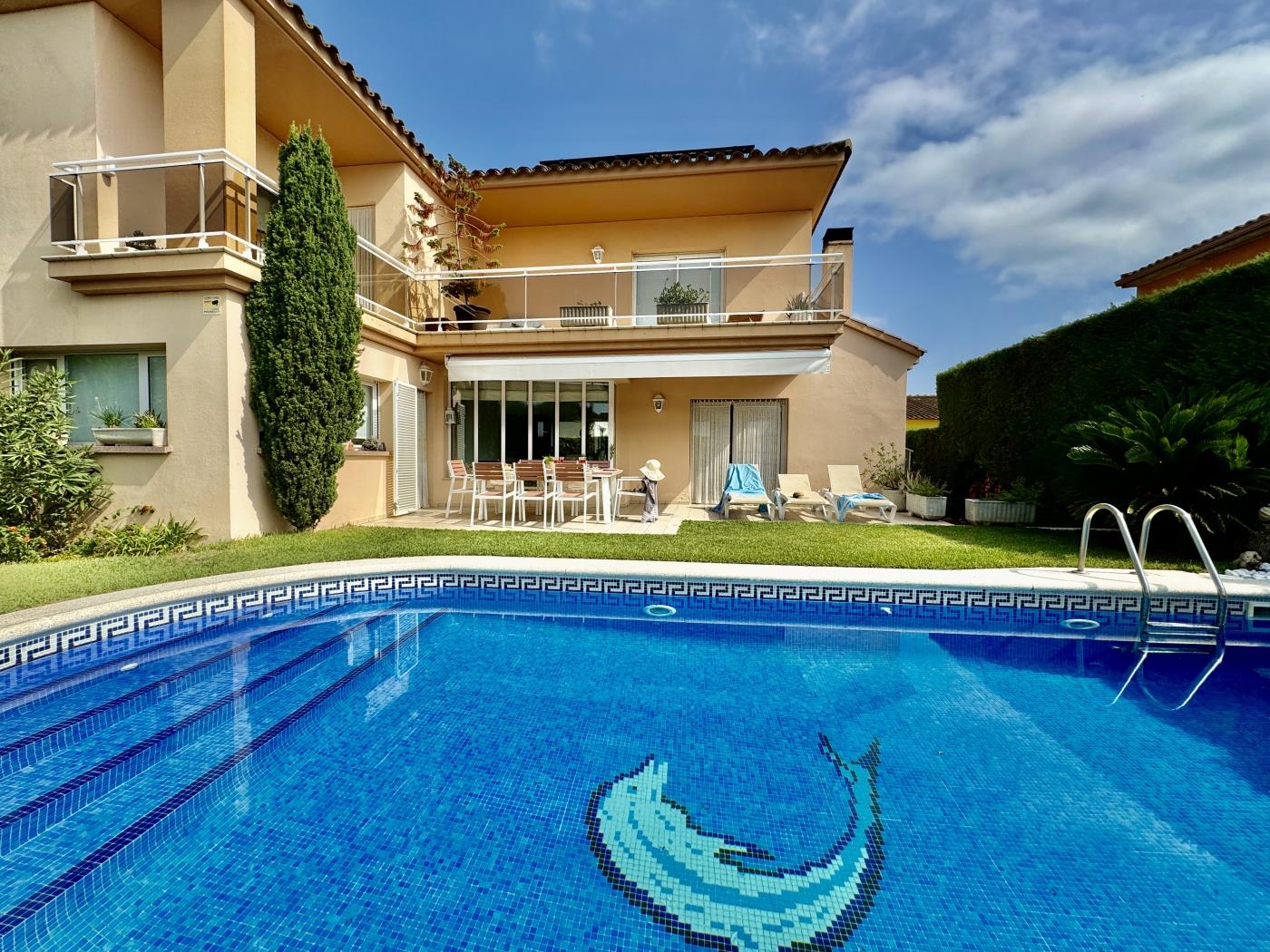 Amplia casa de ensueño con piscina y jardín para toda la familia. en Ventalló