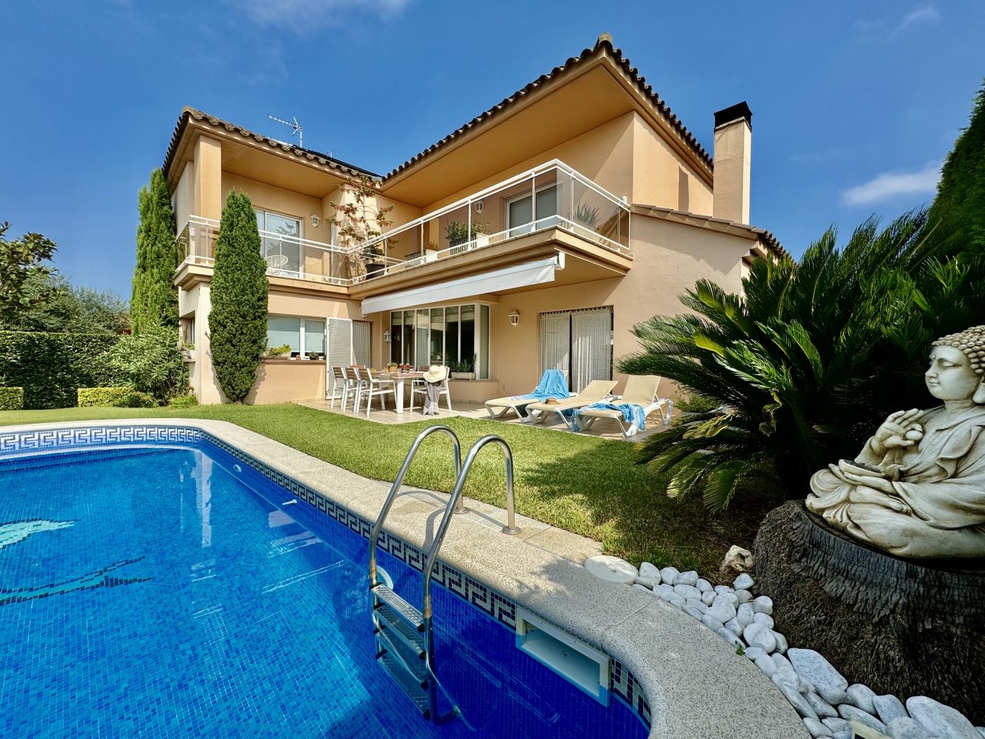 Amplia casa de ensueño con piscina y jardín para toda la familia. en Ventalló