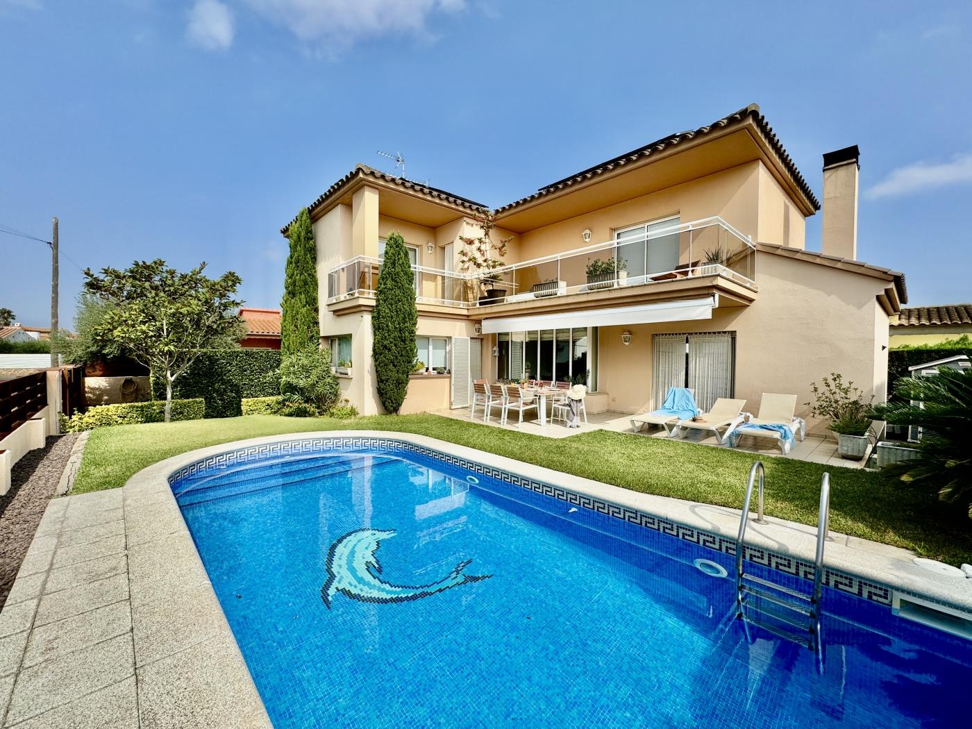 Amplia casa de ensueño con piscina y jardín para toda la familia. en Ventalló