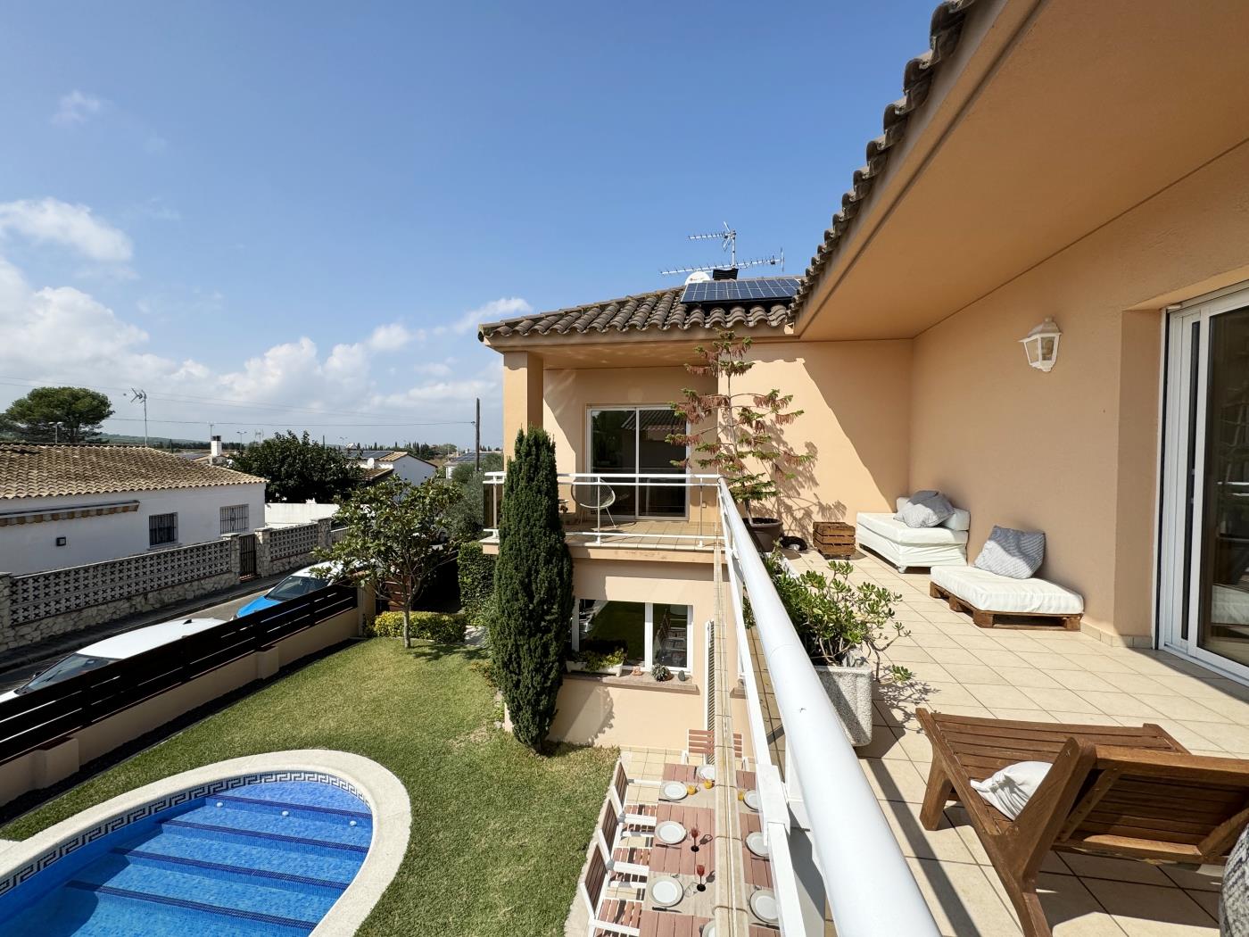 Amplia casa de ensueño con piscina y jardín para toda la familia. en Ventalló