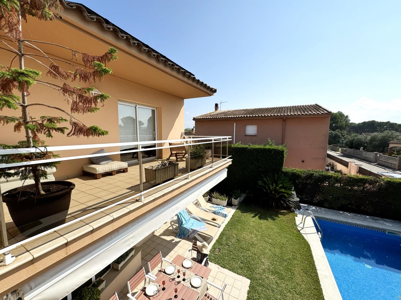 Amplia casa de ensueño con piscina y jardín para toda la familia. en Ventalló