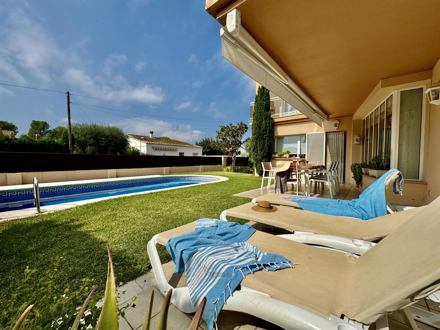 Amplia casa de ensueño con piscina y jardín para toda la familia. en Ventalló