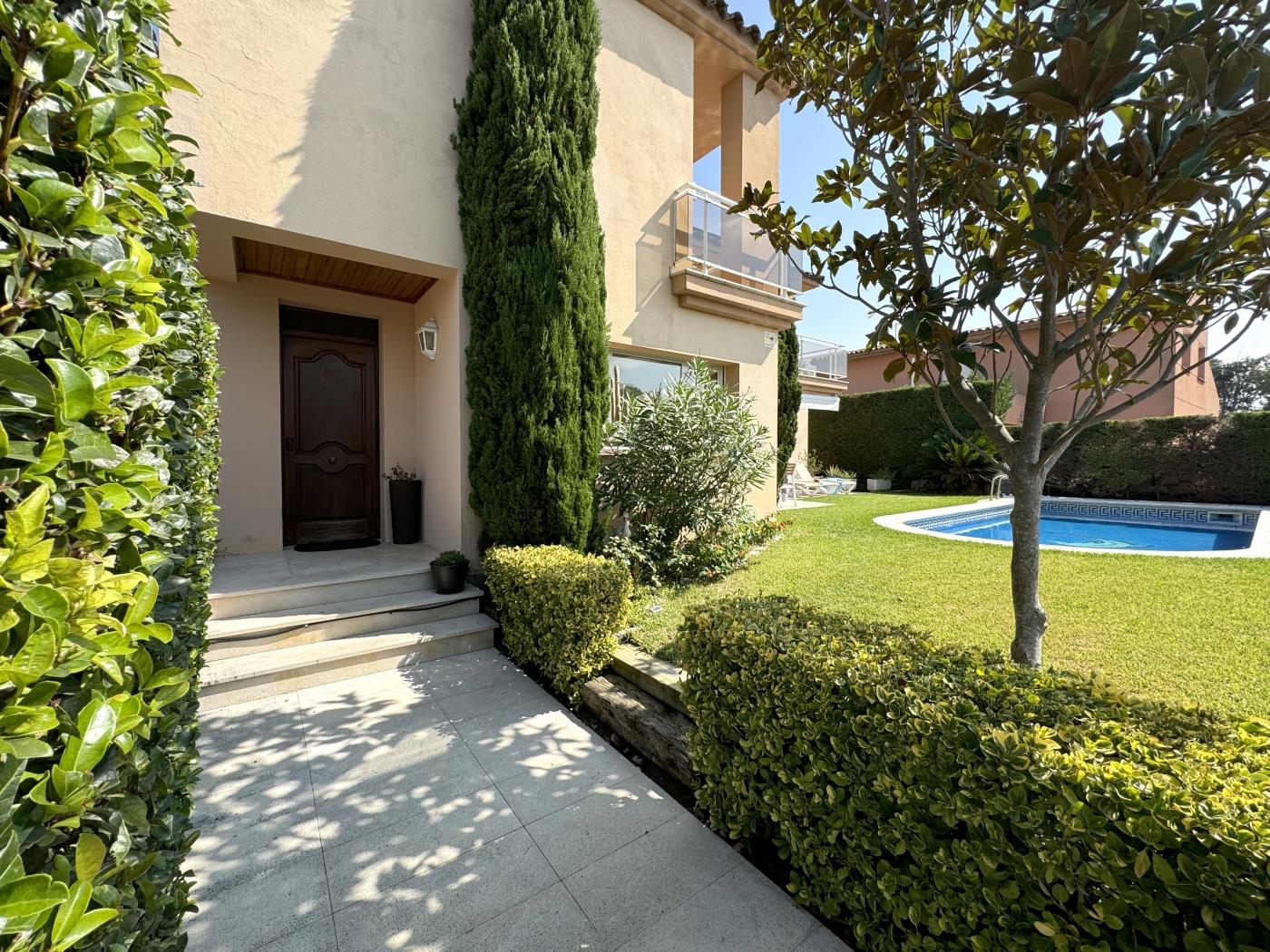 Amplia casa de ensueño con piscina y jardín para toda la familia. en Ventalló