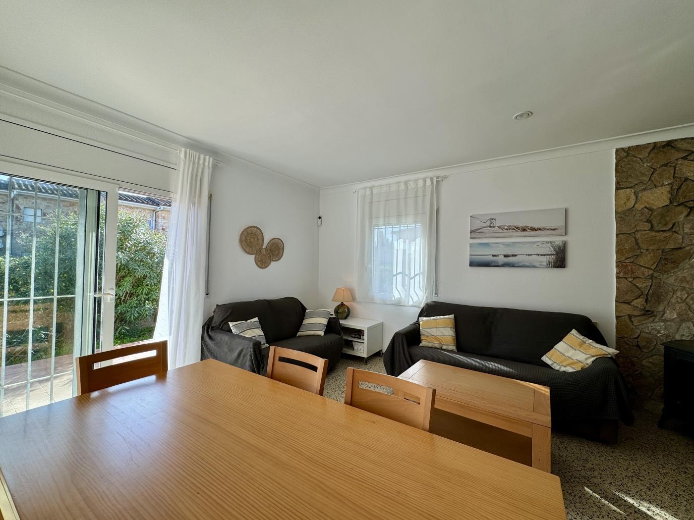 Rustic charm with modern touches in Sant Martí d'Empúries. in Sant Martí d'Empúries