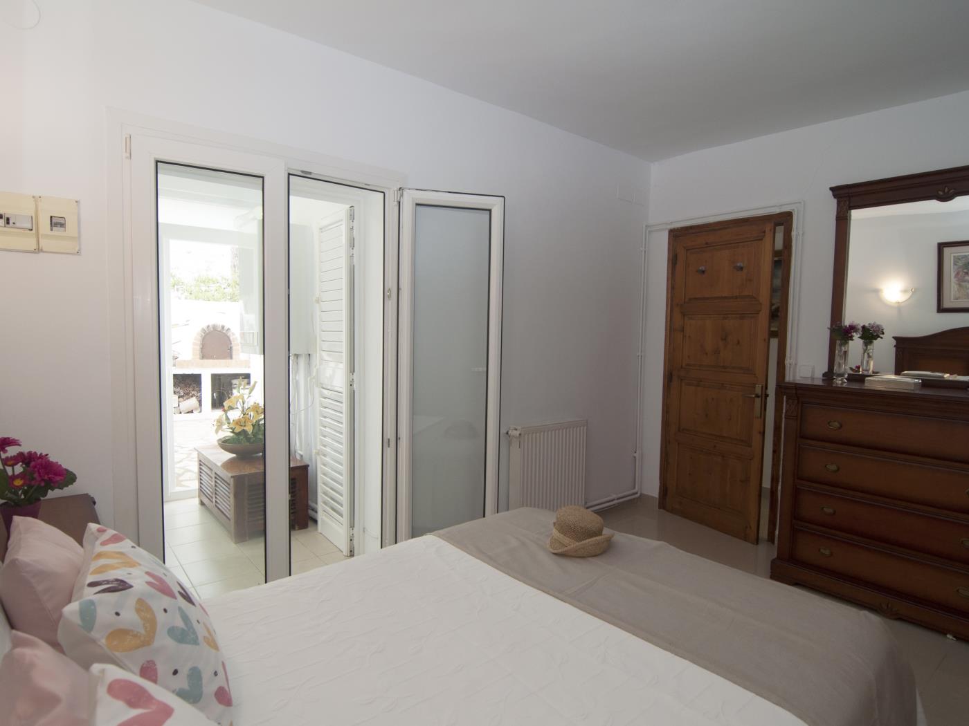 Apartamento con jardín privado ideal para estancias temporales. en l'Escala