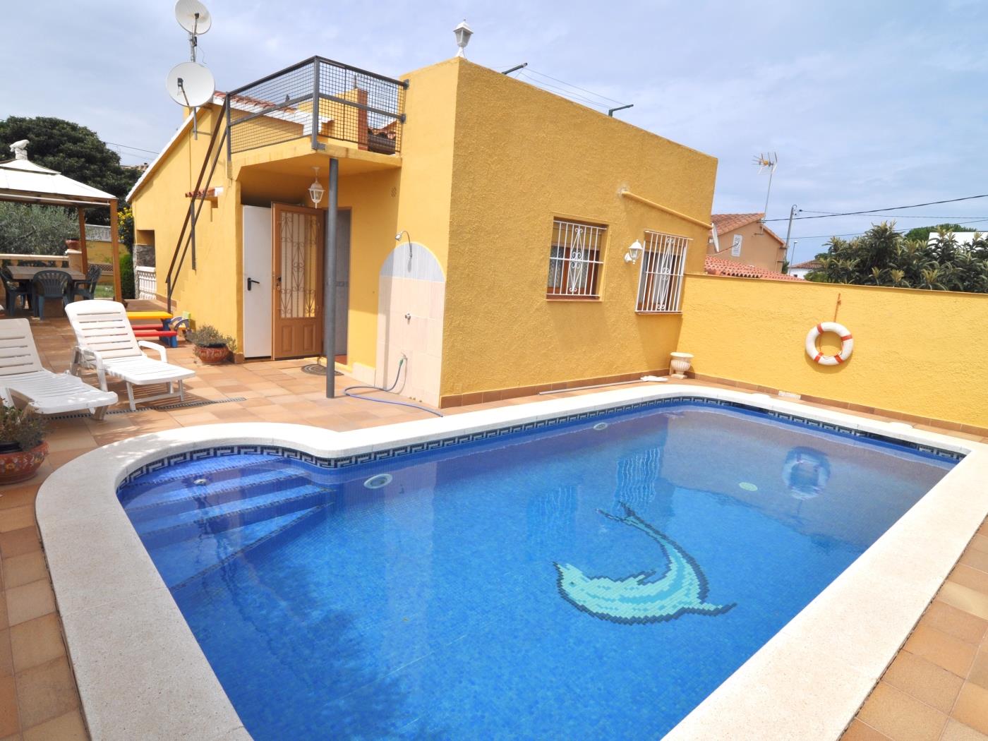 Agradable casa con piscina privada a 750m del mar en l'Escala