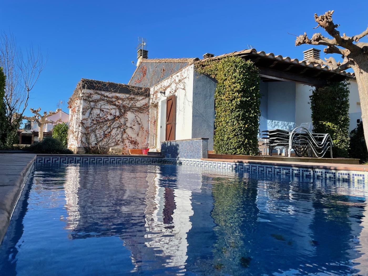 Villa familiar con piscina privada y barbacoa. en l'Escala