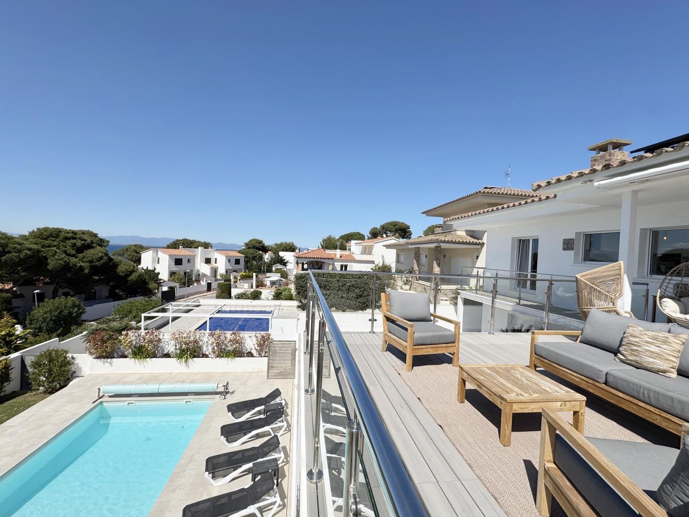 Villa Sabina - gran villa con jardín y gran piscina en Montgó en l'Escala