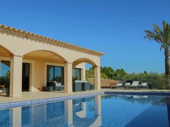 Villa Infinity with infinity swimmingpool, free WIFI and seaview.