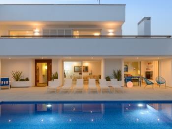 Villa Juca Blanca moderne avec climatisation, WIFI gratuit et vue sur la mer.