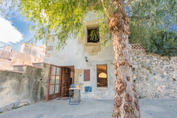 Casa Petita, stylish cottage in medieval village and near the beaches