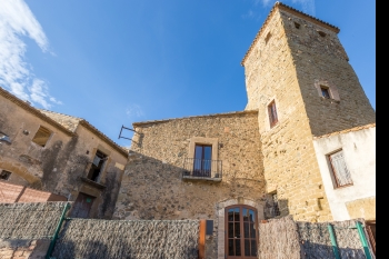 Can Torre àmplia casa de poble medieval a prop de les platges