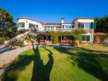 Villa Boreal àmplia casa amb piscina privada, jardí i vistes al mar
