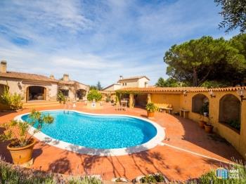 Villa Violeta espaiosa casa de poble amb piscina