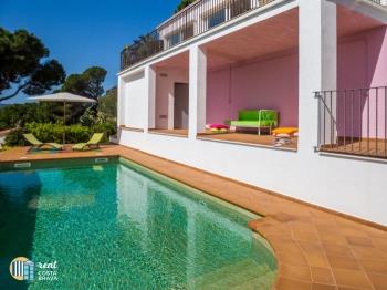 Villa COLORDECOTHERAPY with swimming pool, sea and mountain views and WiFi