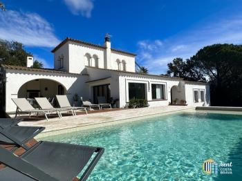 Villa LA KAZ amb piscina, espaiosa i lluminosa