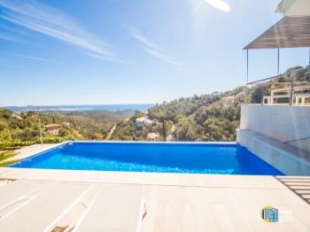 Villa Azalia al Mas Nou, amb vistes al mar i piscina