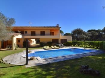 FANTASTIC VILLA WITH PRIVATE POOL AND TENNIS COURT, BIG GARDEN, WIFI, PARKING