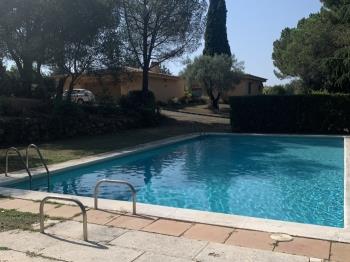 Villa avec une grand piscine et jardin, avec beaucoup privacité