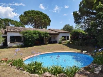 VILA FOR 8 PEOPLE WITH PRIVATE POOL, IN A QUIET NEIGHBOURHOOD
