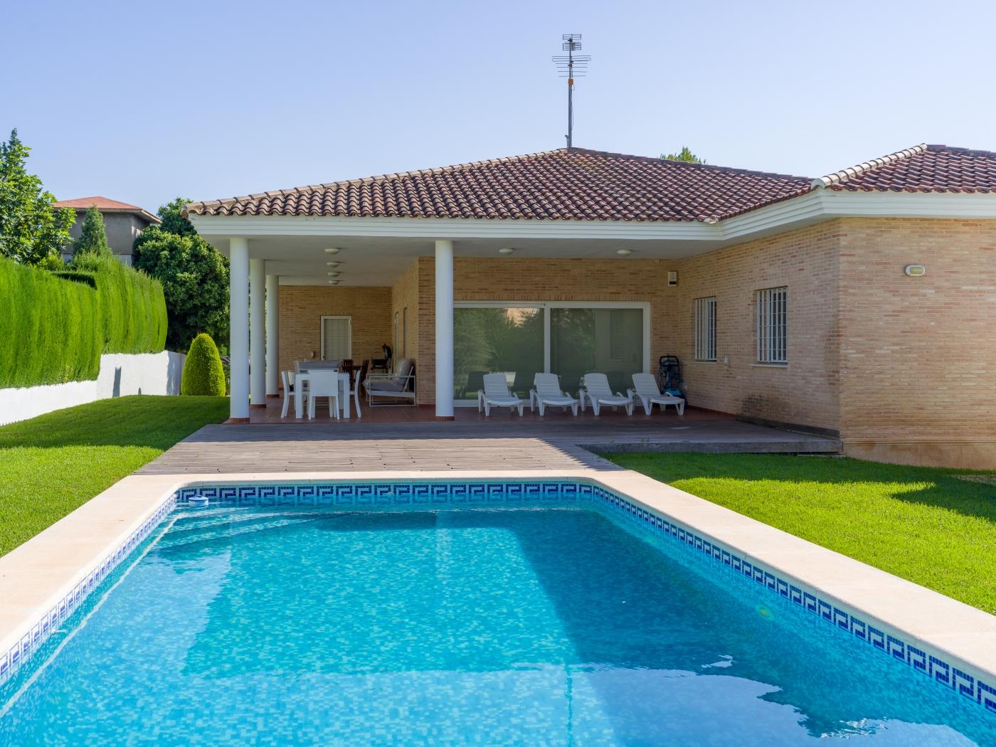 chalet-villa-con-piscina-jardin-y-aire-acondicionado-en-l-eliana