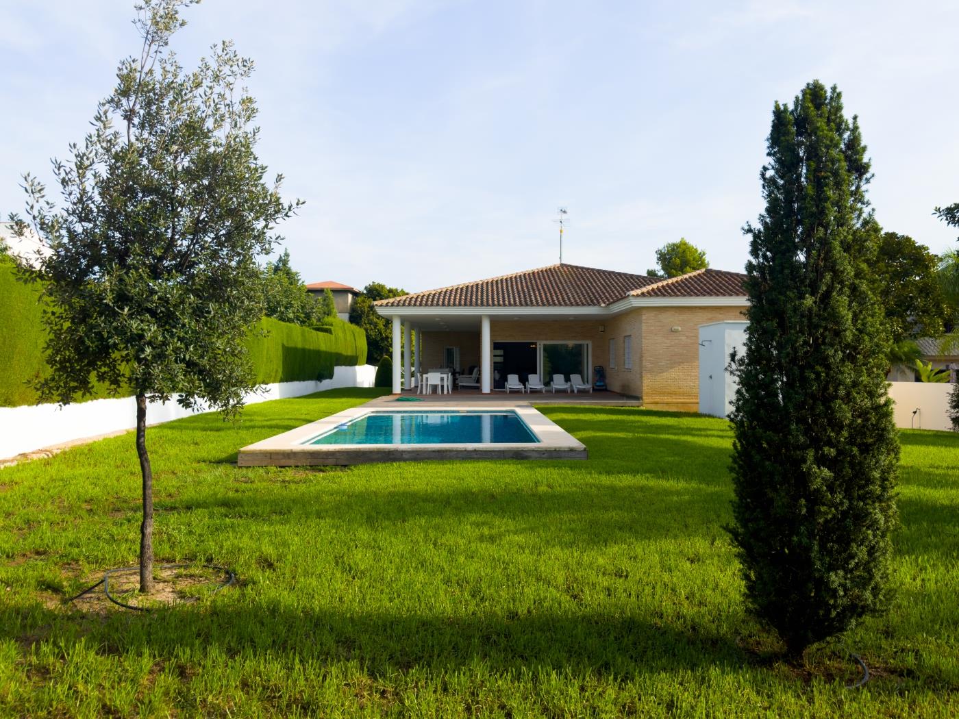 chalet-villa-con-piscina-jardin-y-aire-acondicionado-en-l-eliana