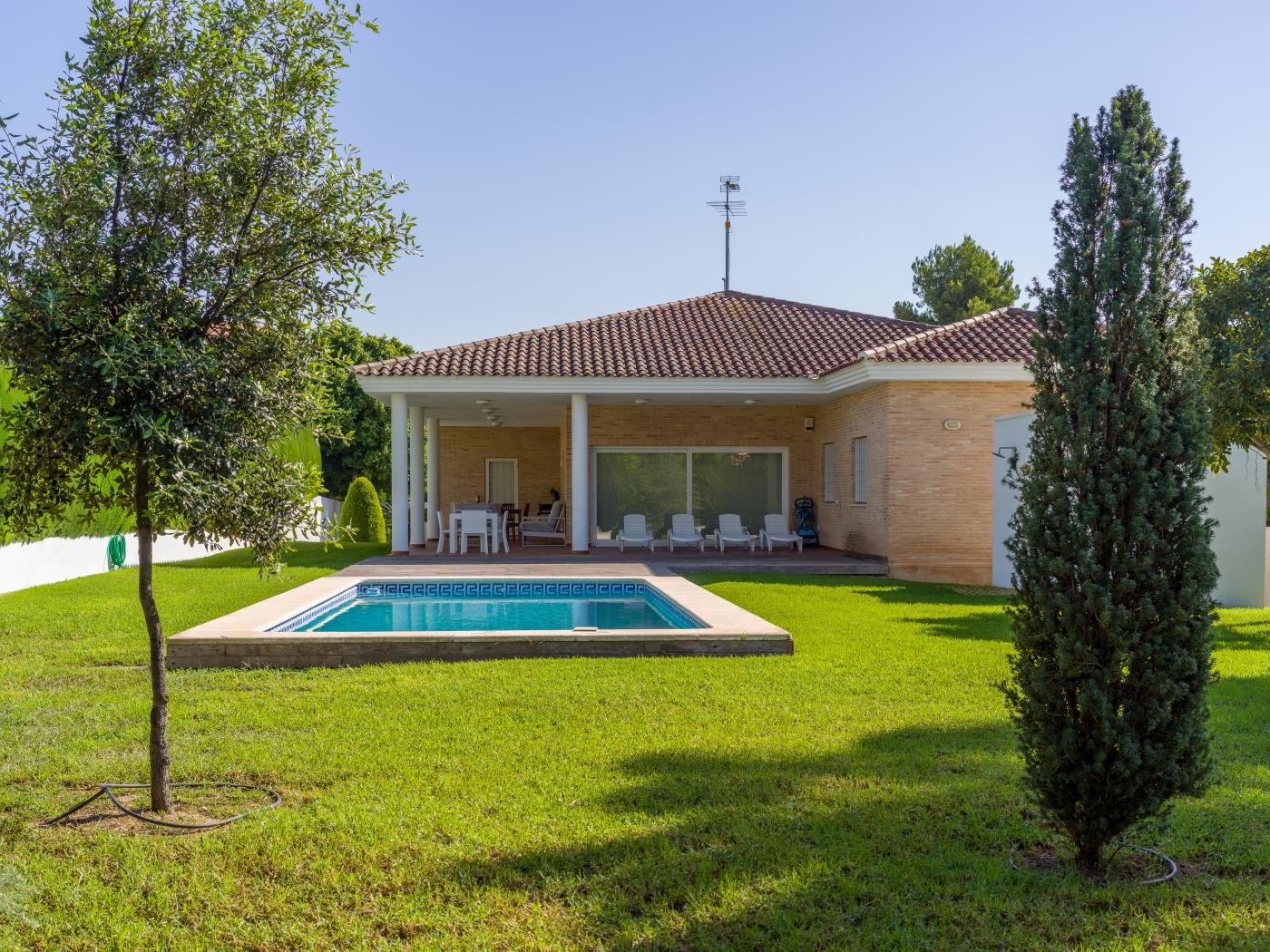 chalet-villa-con-piscina-jardin-y-aire-acondicionado-en-l-eliana