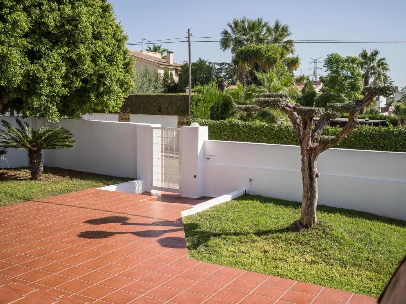 chalet-villa-con-piscina-jardin-y-aire-acondicionado-en-l-eliana