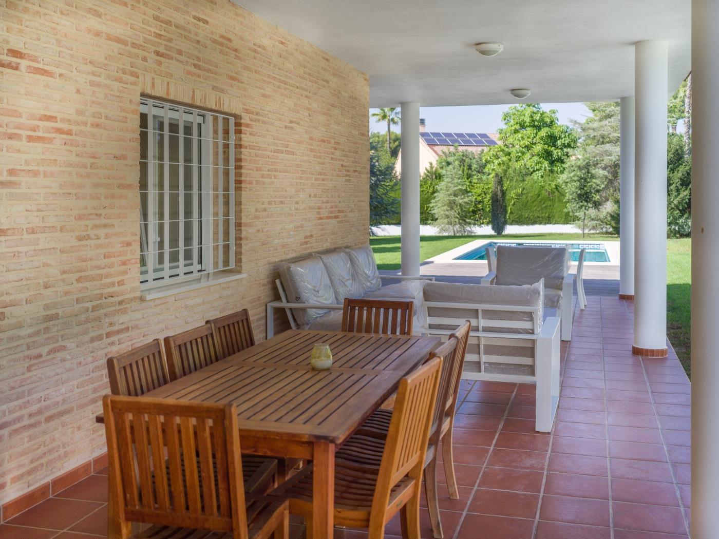 chalet-villa-con-piscina-jardin-y-aire-acondicionado-en-l-eliana