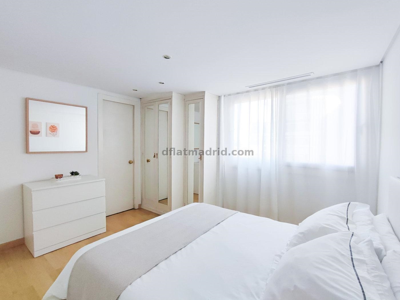 Apartamento exterior cerca de la Castellana con terraza #239 en Madrid