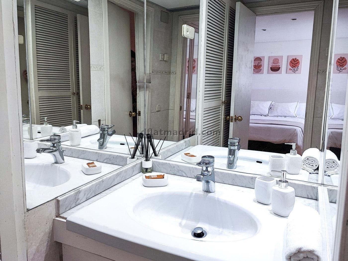 Apartamento exterior cerca de la Castellana con terraza #239 en Madrid