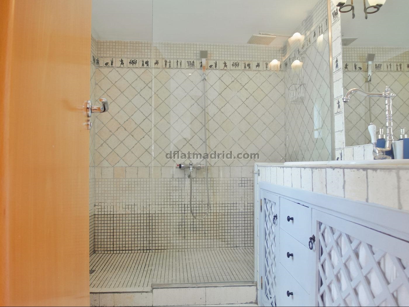 Atico con Terraza en Retiro de 2 Dormitorios #1594 en Madrid