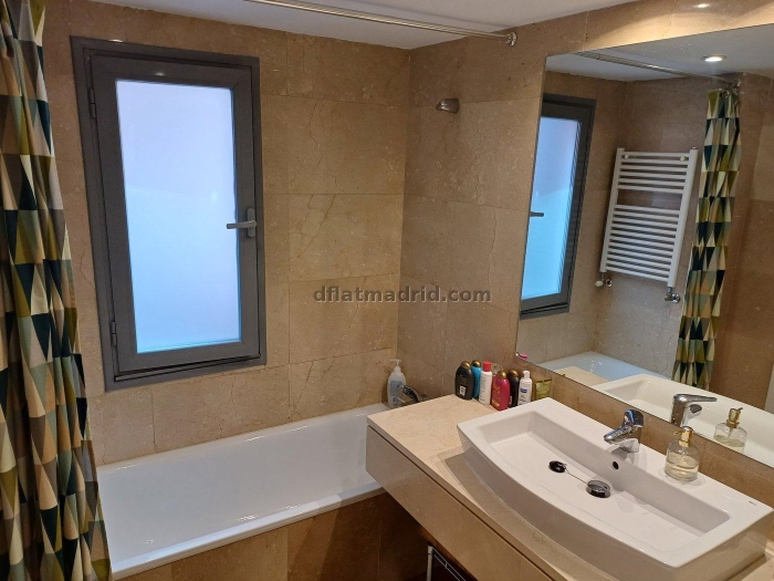 Apartamento con Terraza en Fuencarral de 3 Dormitorios #1933 en Madrid